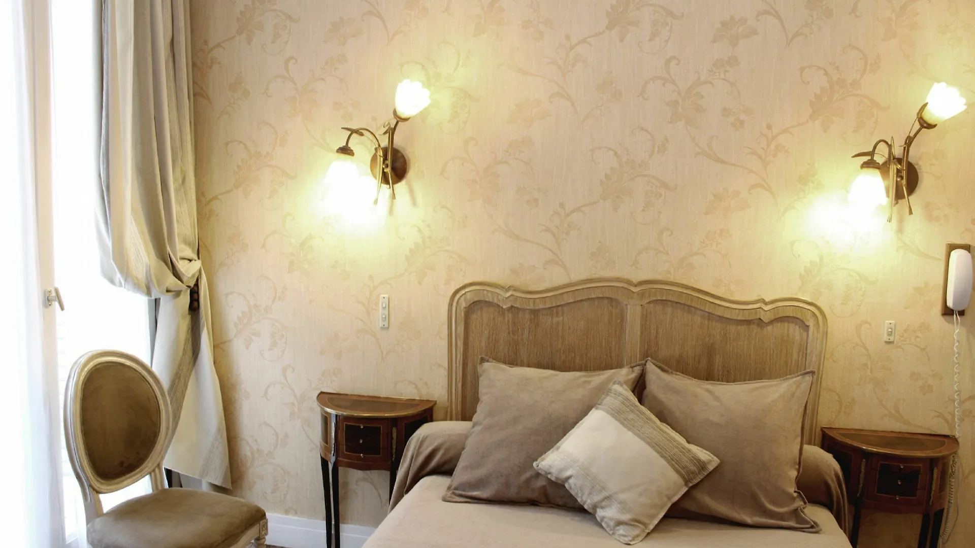 פריז Hotel D'Argenson 2*,  צרפת