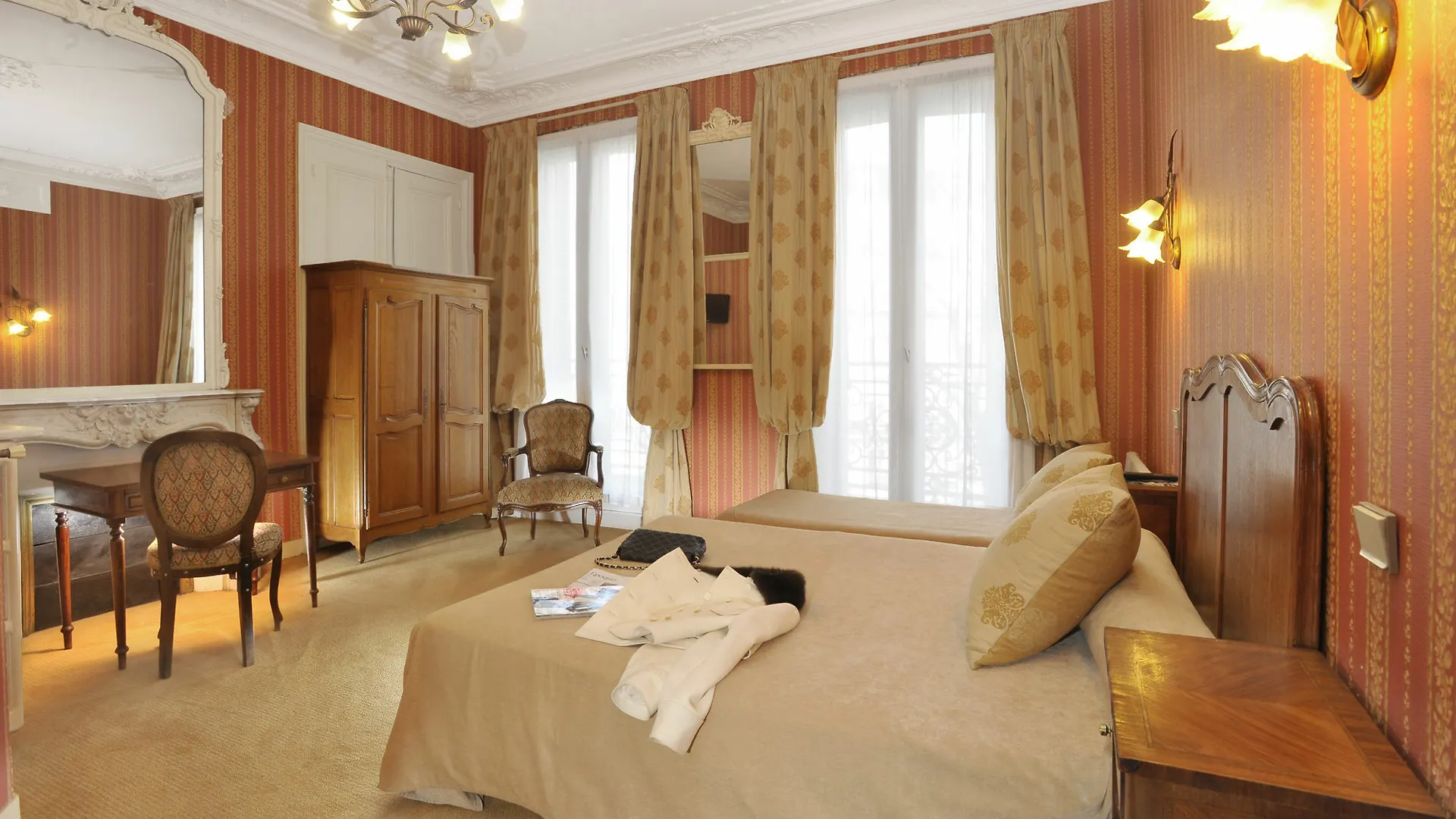 פריז Hotel D'Argenson 2*,  צרפת