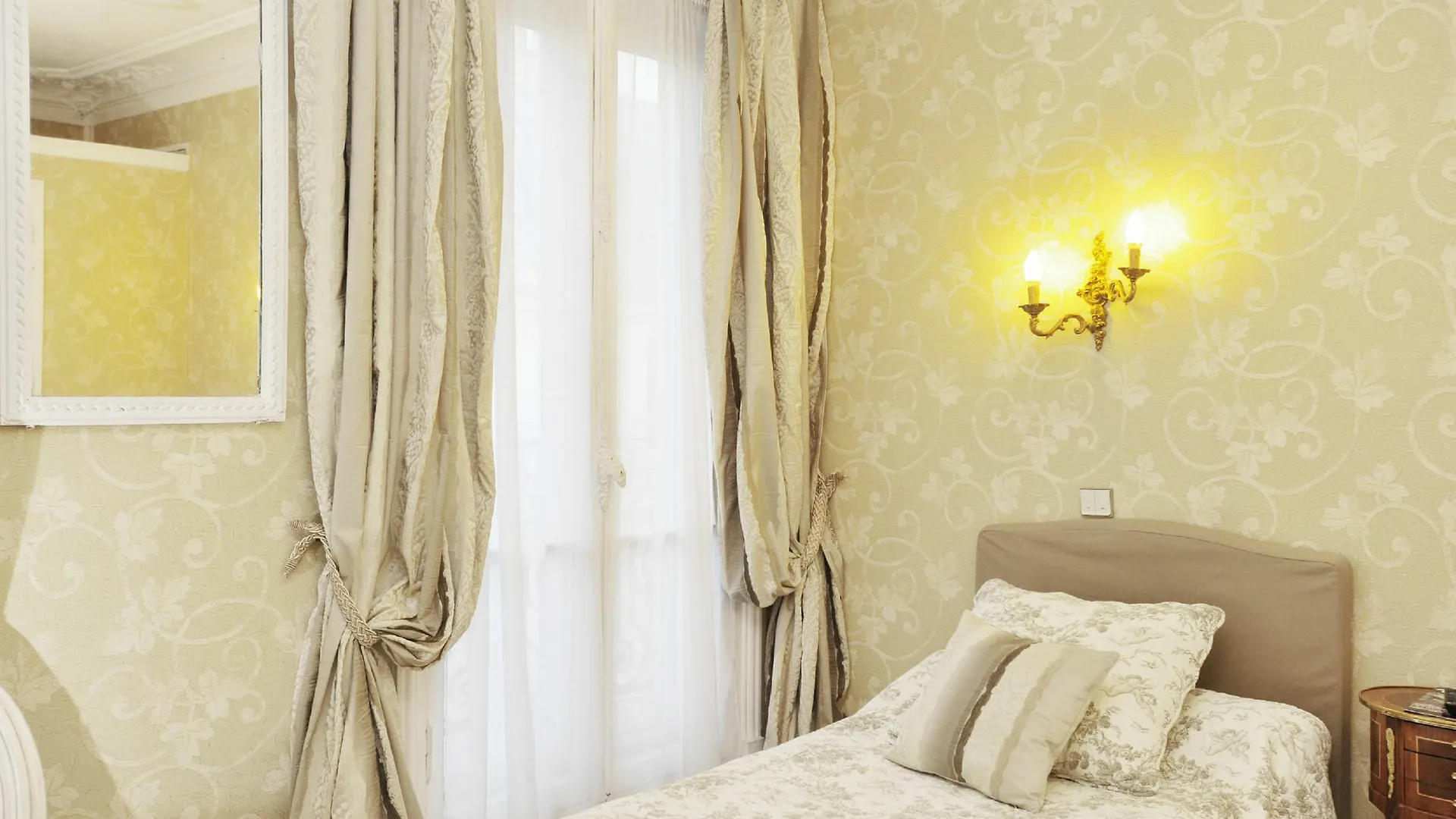 **  פריז Hotel D'Argenson צרפת
